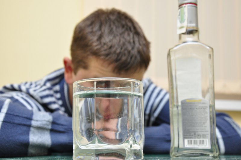 На Тячівщині 8-річний хлопчик пробрався в чужий будинок і напився горілки