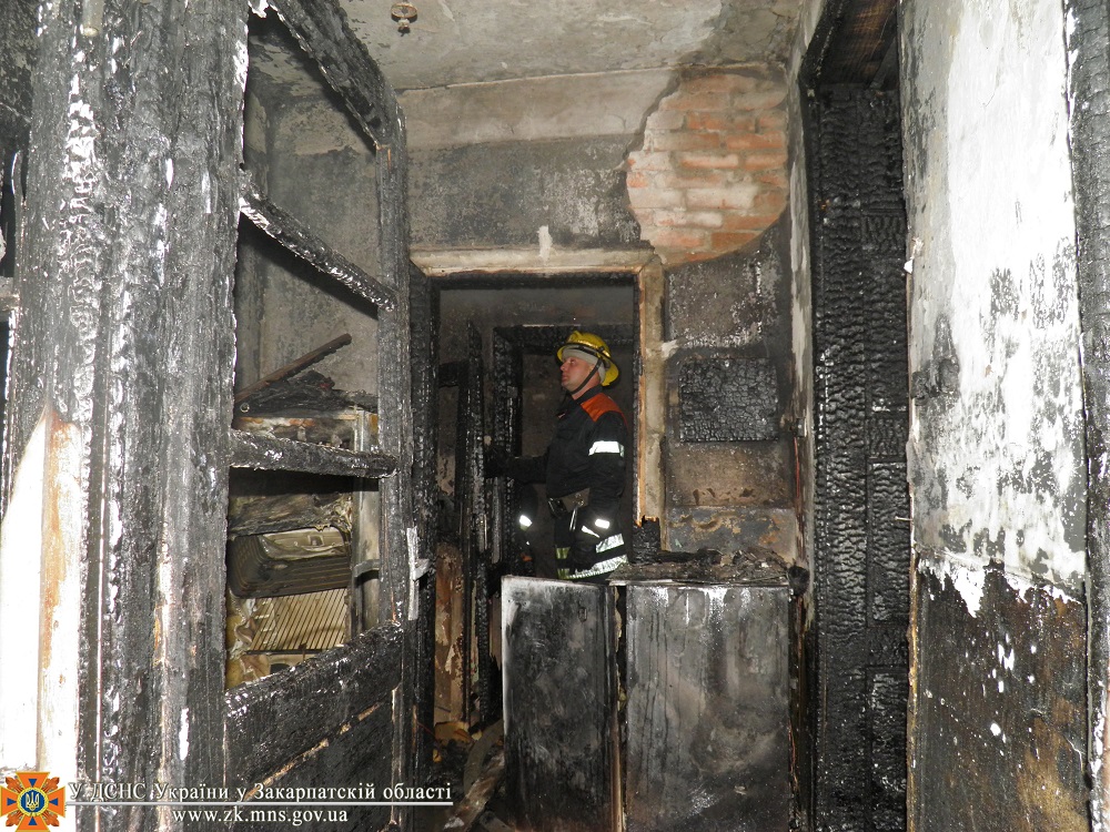 В Ужгороді на одній пожежі загинуло двоє людей (ФОТО)