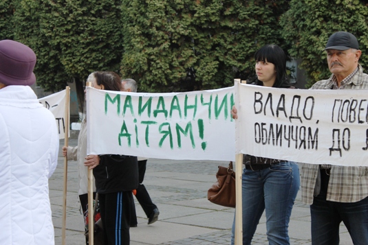 Сесії Ужгородської міської ради передував мітинг мешканців за збереження зелених зон та прибудинкових територій(ФОТО)