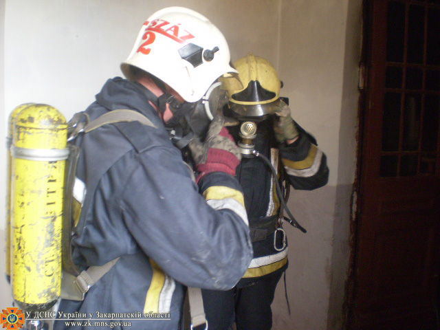 У Берегові через пожежу зі школи евакуювали дітей (ФОТО)