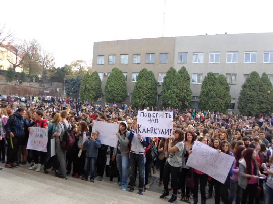 Ужгородські школярі не ходять до школи в знак протесту - ТСН