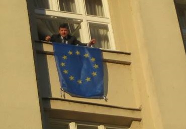 ФОТОФАКТ. Голова Закарпатської облради вивісив з вікна кабінета прапор ЄС