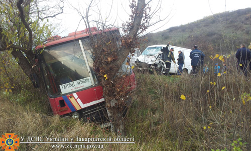 На Закарпатті в зіткненні рейсового автобуса з вантажним мікроавтобусом травмовано троє людей (ФОТО)