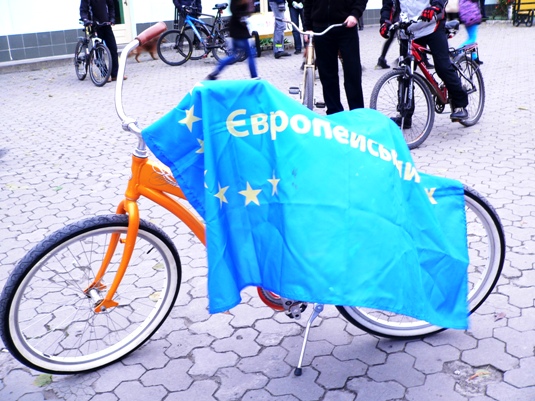 В Ужгороді близько 30 велосипедистів рушили в бік словацького кордону, їм на зустріч живим ланцюгом ідуть студенти (ФОТО)