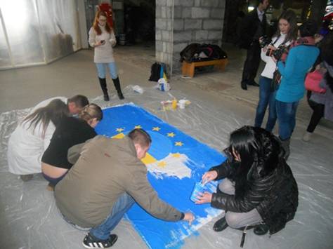 Студенти УжНУ намалювали прапор ЄС та збираються їхати на київський ЄвроМайдан (ФОТО)
