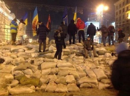 Навколо Майдану зводять капітальні барикади з арматури та труб (ФОТО)