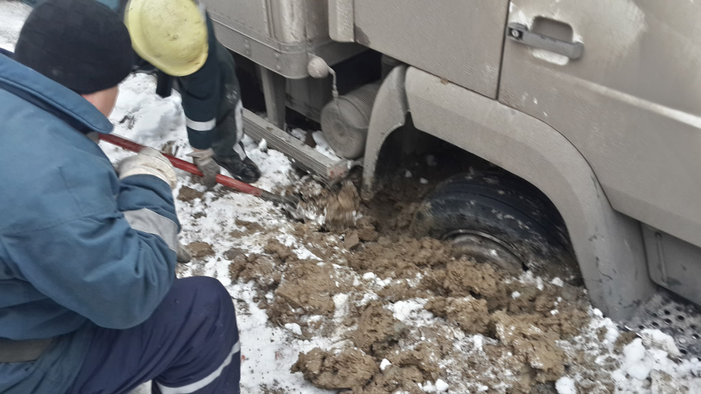 У Мукачеві вантажівка застрягла в ямі, що несподівано утворилася на дорозі (ФОТО, ВІДЕО)