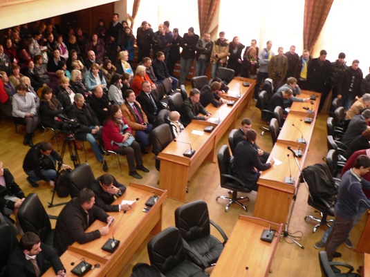 У засіданні Ужгородської міськради перерва на 20 хвилин: депутати визначаються з остаточним текстом звернення 