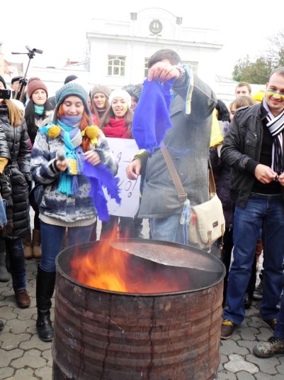 ФОТОФАКТ. В Ужгороді на знак прощання з Партією регіонів страйкарі спалили партійну символіку