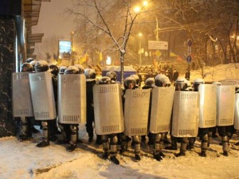 Внутрішні війська відтіснили мітингувальників з вул. Грушевського до Європейської площі