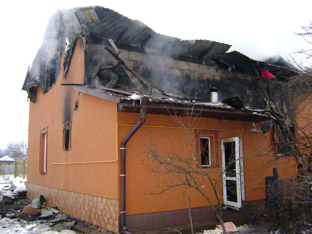 Пожежу в житловому будинку в Тернові гасили 3,5 години (ФОТО)