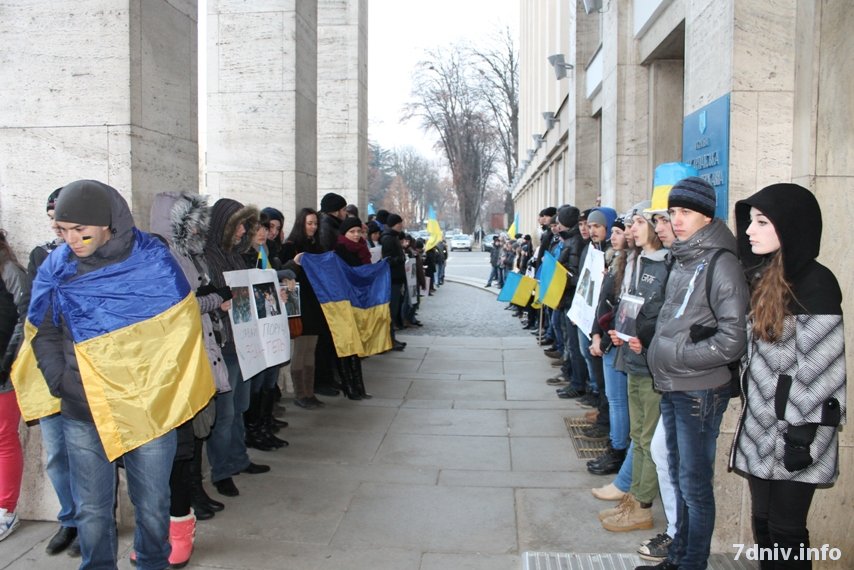 В Ужгороді чиновникам ОДА влаштували мовчазний "живий коридор" докору (ФОТО)