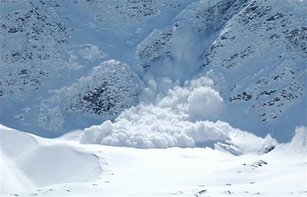 На Тячівщині дорожники усувають наслідки сходження лавини
