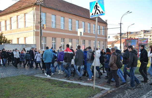 У Мукачеві педколектив МДУ написав клопотання Табачнику, а студенти вишу на знак протесту перекрили дорогу (ДОКУМЕНТ)