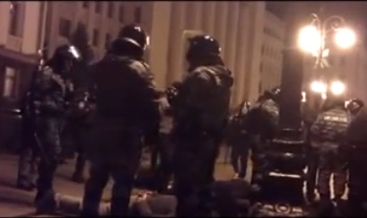 ВІДЕО жорстокого побиття «Беркутом» затриманих біля Адміністрації президента