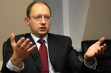Яценюк вимагає звільнити суддів, які відібрали мандат у депутатів