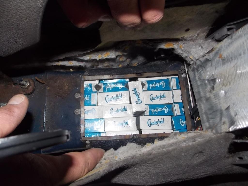 На Закарпатті через контрабандні сигарети українець позбувся автомобіля (ФОТО)