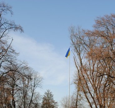 ФОТОФАКТ. У Мукачеві потріпаний прапор оперативно замінили на новий