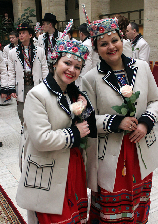 Закарпатський народний хор отримав верхній сценічний одяг (ФОТО, ВІДЕО)