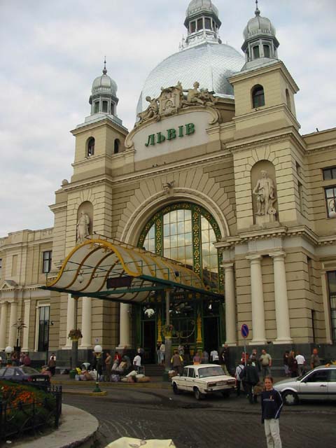 П’яний закарпатець розбив вікно каси на вокзалі у Львові