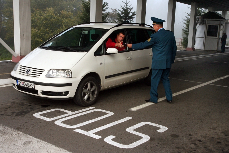 Чопські митники розповіли про тонкощі ввезення в Україну автомобілів
