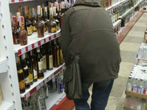 В ужгородському супермаркеті у злодія з-під одягу випала вкрадена пляшка коньяку