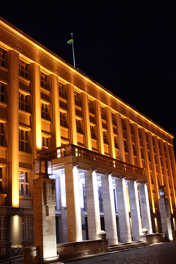 У темному Ужгороді влада похвалилася освітленою будівлею Закарпатської ОДА (ФОТО)