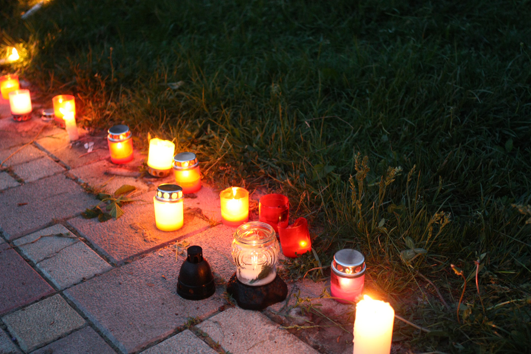 Буштинські школярі вшанували річницю закінчення ІІ Світової війни ходою зі свічками (ФОТО)