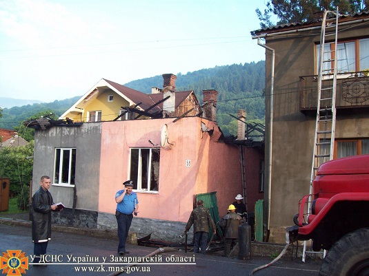 У Рахові від пожежі постраждали два житлові будинки (ФОТО)