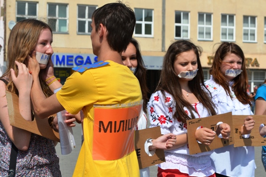 В Ужгороді активісти розповідали про небезпеки законопроекту «2450»: за мирне зібрання – до 3-х років ув’язнення (ФОТО)