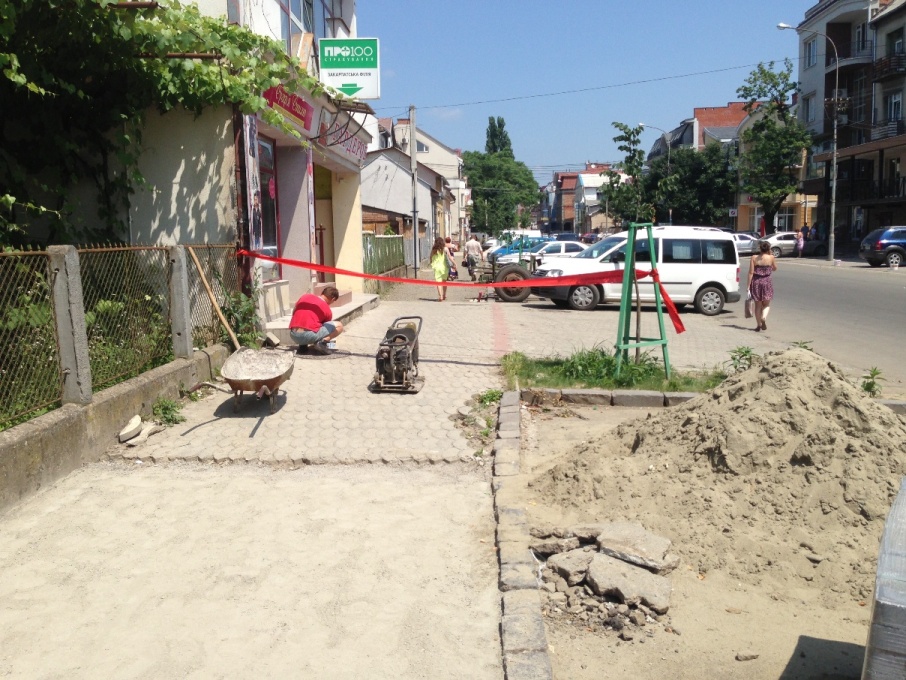Влада Ужгорода нарешті взялася за облаштування тротуарів на Швабській (ФОТО)