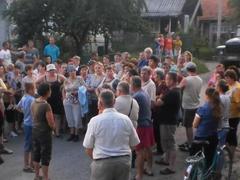 В Косівській Поляні кілька сотень людей заблокували дорогу (ДОКУМЕНТИ)