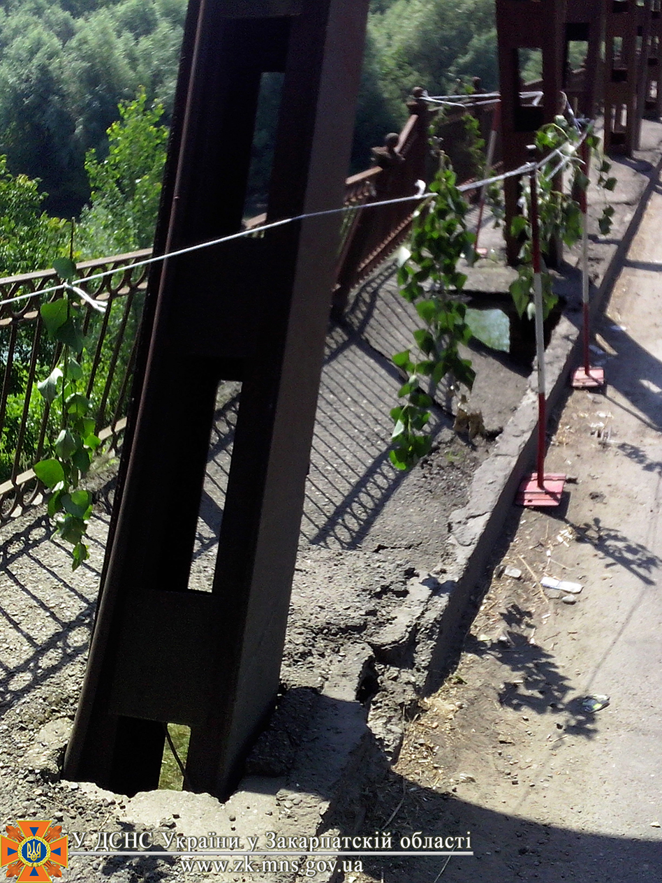 У Вилоку на мості через Тису відвалилася плита довжиною 4 метри (ФОТО)