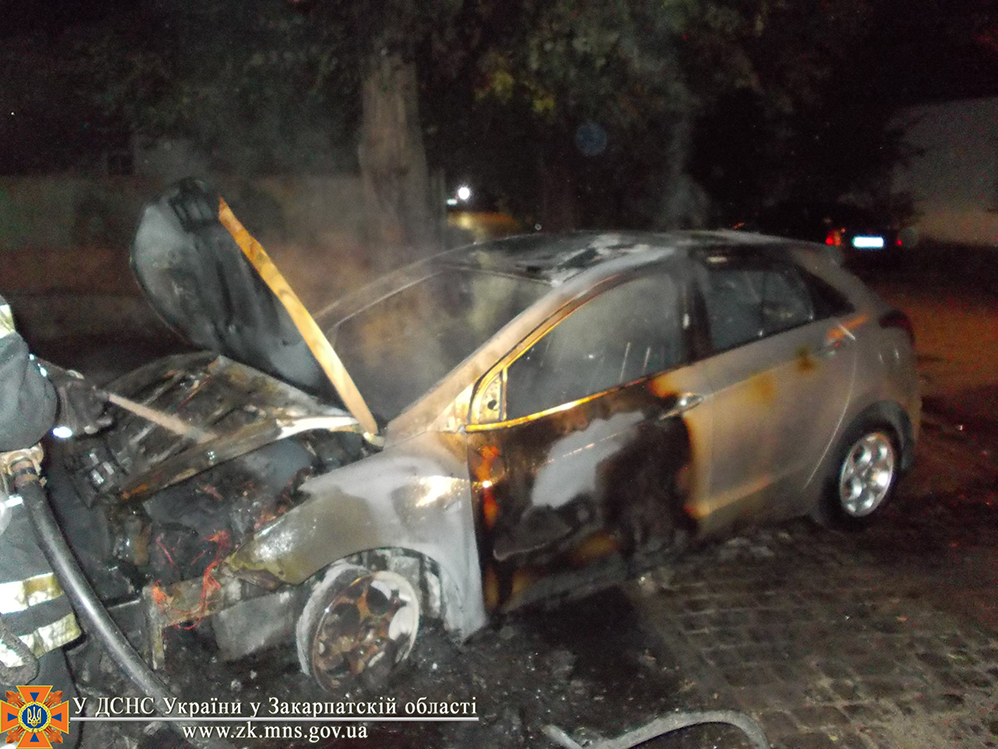 ФОТО з чергової пожежі авто в Ужгороді
