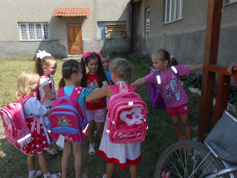 На Рахівщині всім першачкам дарують ранці з шкільним приладдям (ФОТО)