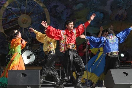 Після концертів у таборах циганський ансамбль "Лаутарі" відзвітує на набережній в Ужгороді