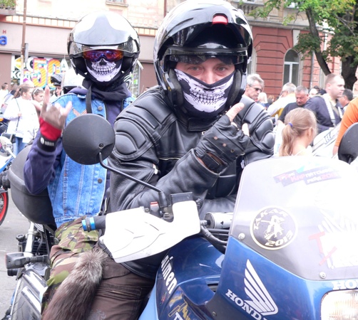 Останній день Music Bike Ukraine-2013 в Ужгороді: з «давньоримським» парадом, каскадерами та літаками (ФОТО)