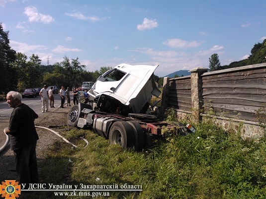 У ДТП на Свалявщині вантажівка Renault вилетіла в кювет і ледь не згоріла (ФОТО)
