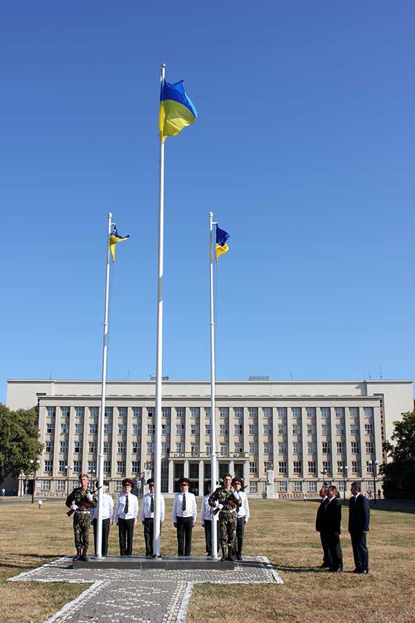 В обласному центрі Закарпаття урочисто підняли Державний Прапор України (ФОТО)