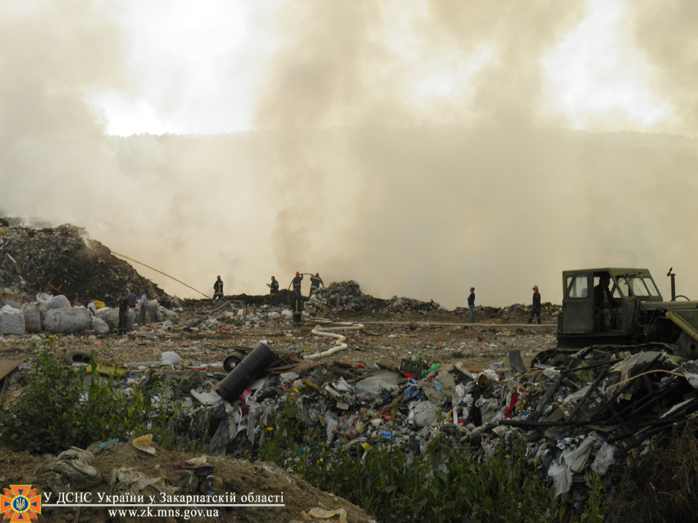 Пожежу на сміттєзвалищі під ранчо «губернатора» гасять вже 13 машин (ФОТО, ВІДЕО)