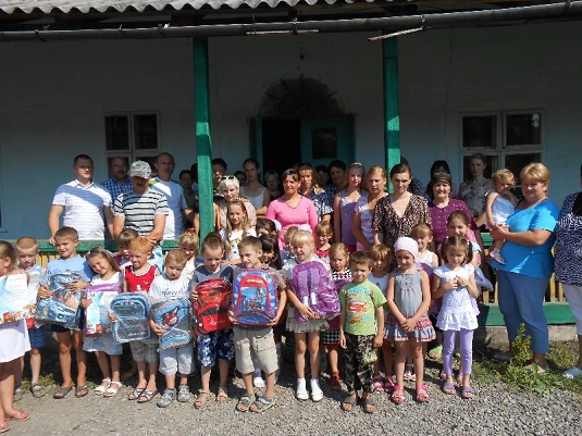 На Рахівщині ранці зі шкільним приладдям отримали вже 1300 першокласників (ФОТО)