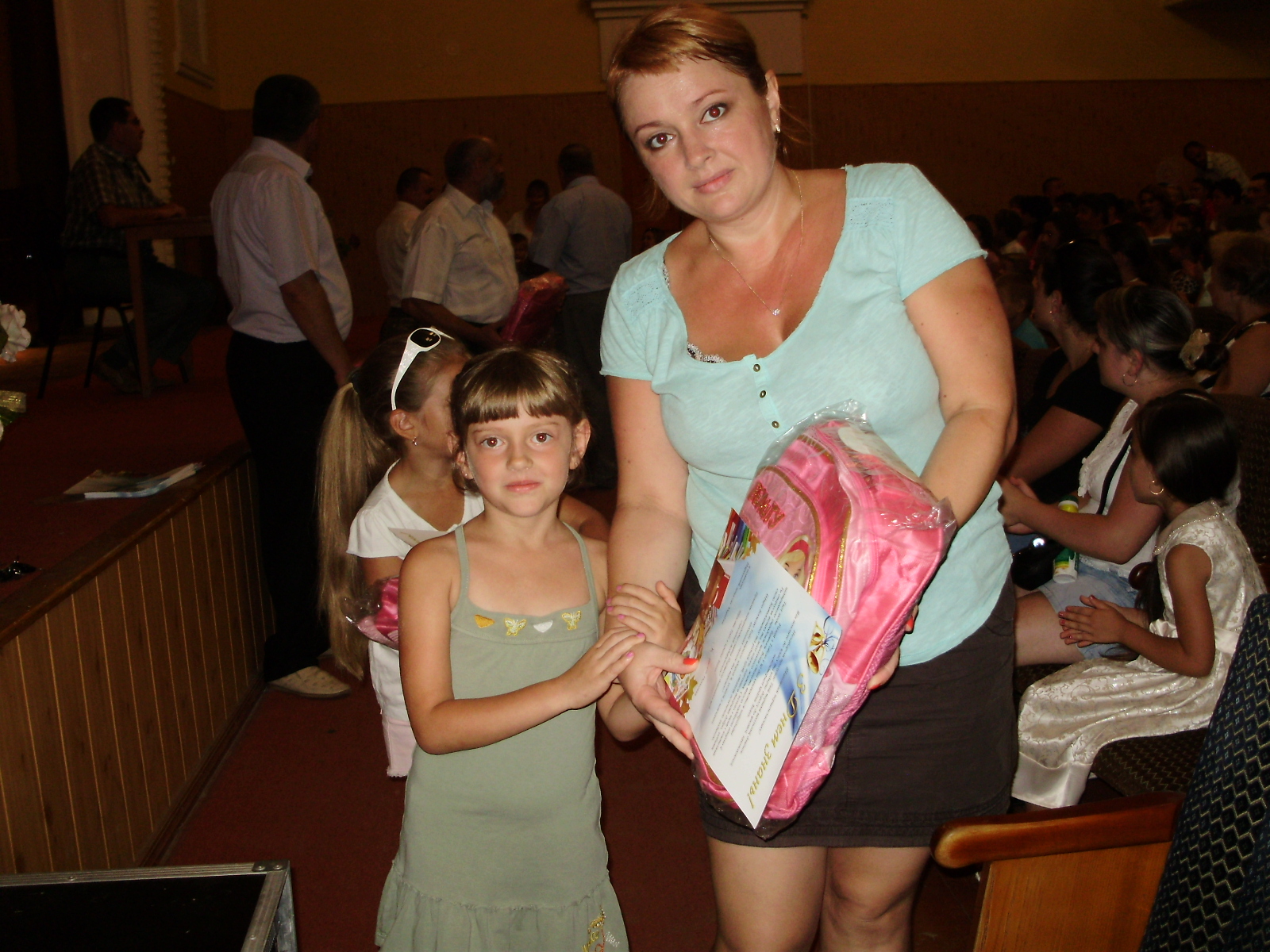 Майже 2000 першокласників Тячівщини отримали рюкзаки зі шкільним приладдям