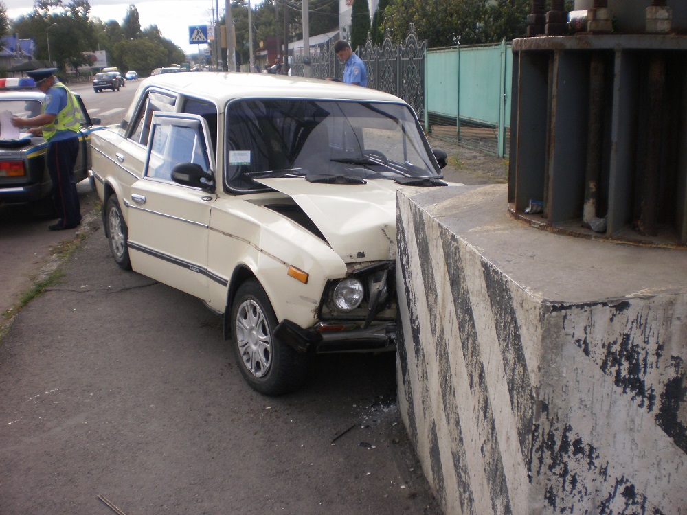 У Мукачеві через епілепсію водій авто врізався в рекламний бігборд (ФОТО)