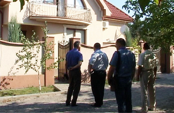 В Ужгороді затримали двох із трьох злочинців, що в масках і з пістолетом пограбували будинок жінки-підприємця (ФОТО)