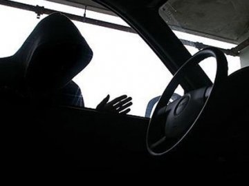 У Мукачеві "мобільного" водія обікрали на понад 24 тисячі