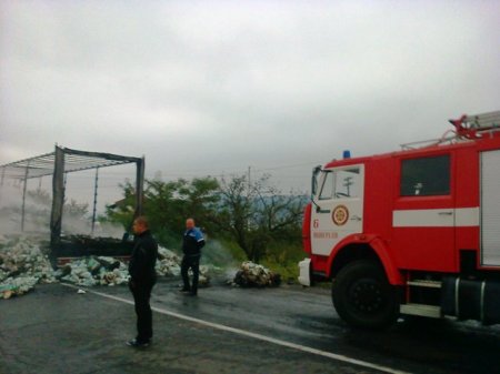 Біля Хуста згорів причіп вантажівки з памперсами (ФОТО)