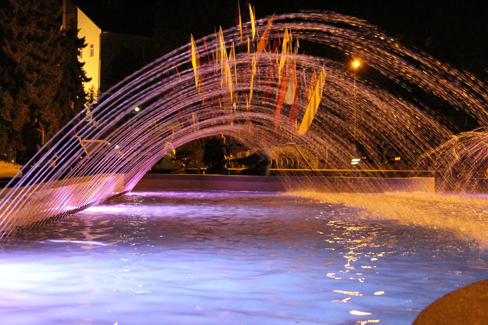 На площі Поштовій в Ужгороді відкрили фонтан (ФОТО)