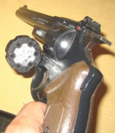 Міліціонери забрали в закарпатця револьвер у залі супермаркета в Хусті