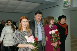 У Виноградові відкрито виставку з близько 100 полотен двох місцевих художниць