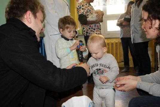 В Ужгороді бібліотекарі з подарунками відвідали покинутих діточок у міській лікарні (ФОТО) 